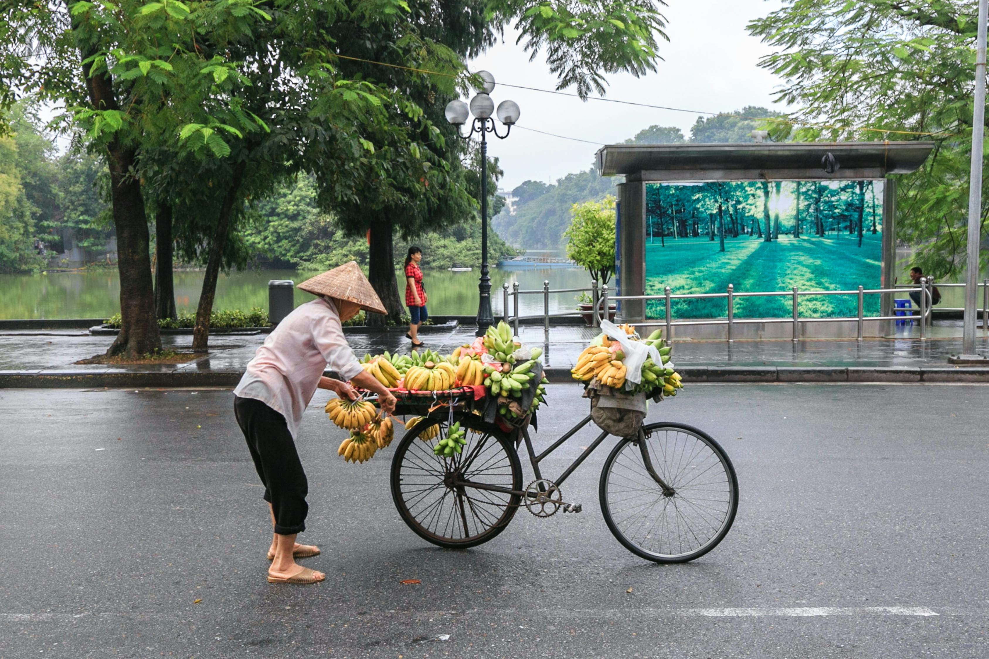 店主不在场时，城管执法引发水果筐风波